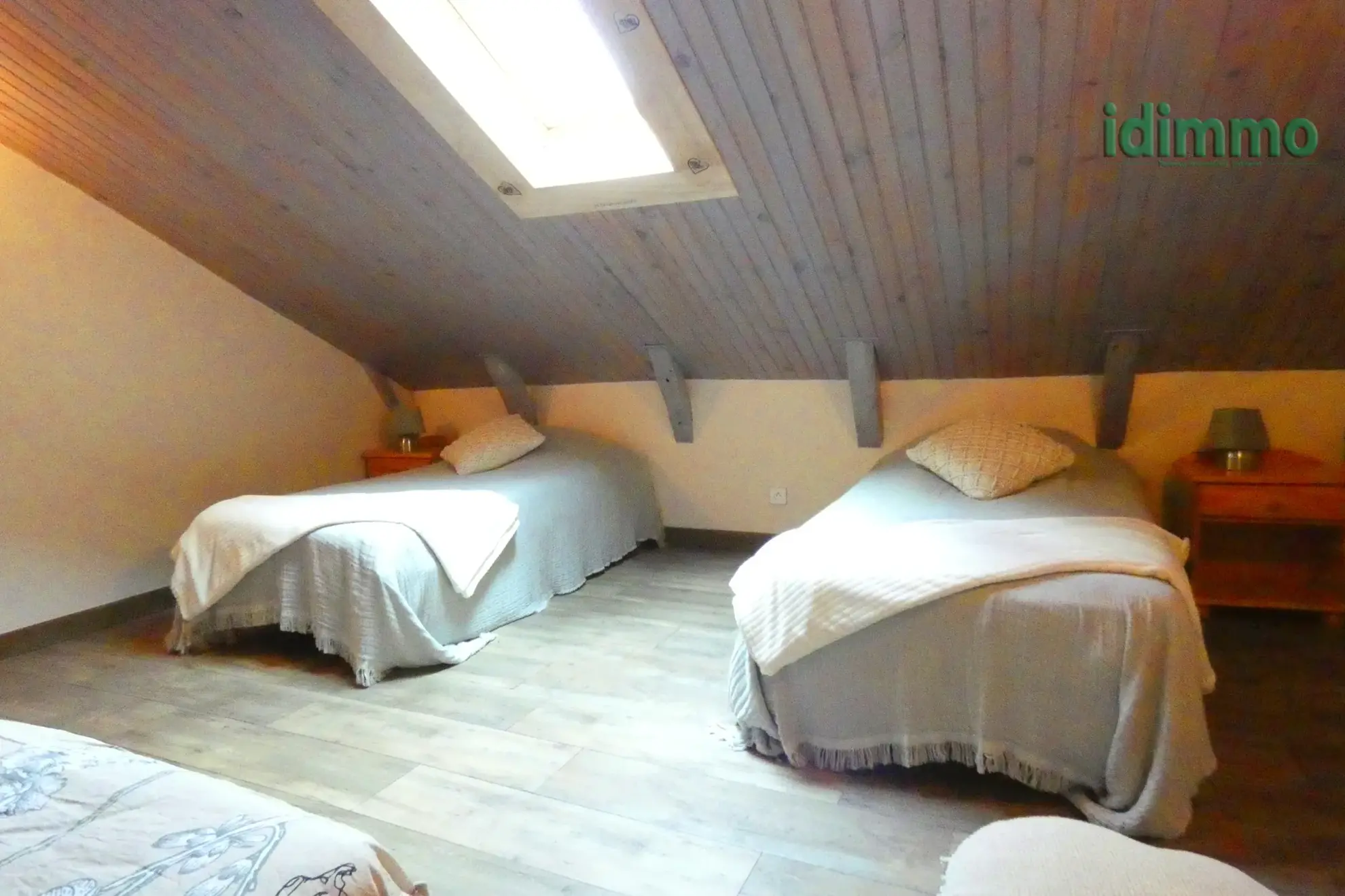 Belle maison auvergnate en pierre à vendre à Marcoles, 3 chambres, garage et cave 