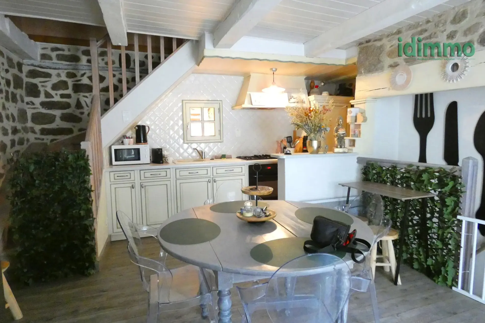 Belle maison auvergnate en pierre à vendre à Marcoles, 3 chambres, garage et cave 