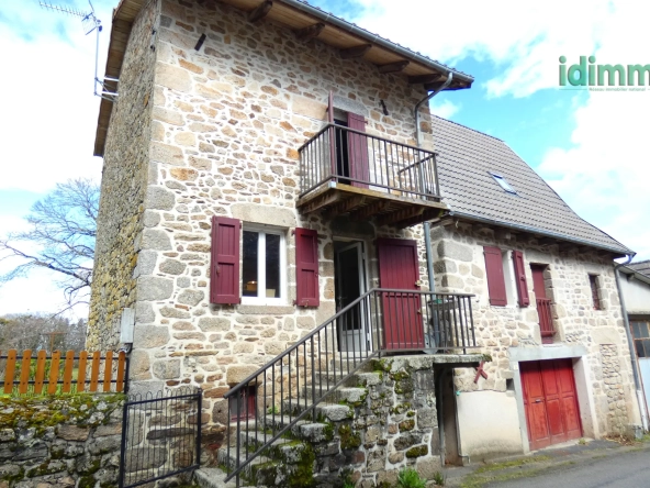 Belle maison auvergnate en pierre à vendre à Marcoles, 3 chambres, garage et cave