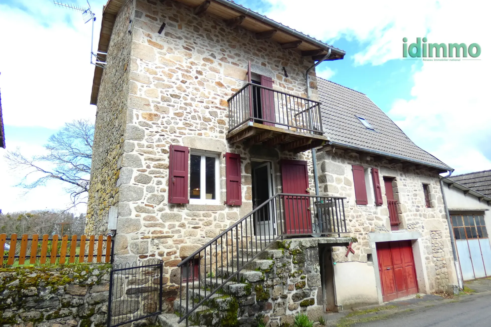 Belle maison auvergnate en pierre à vendre à Marcoles, 3 chambres, garage et cave 