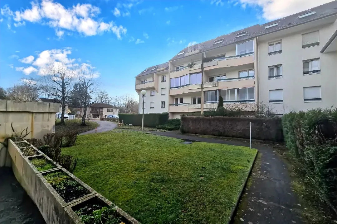 Studio meublé de 36 m² à Limoges, secteur Ester - Bois de la Bastide, avec parking sécurisé 