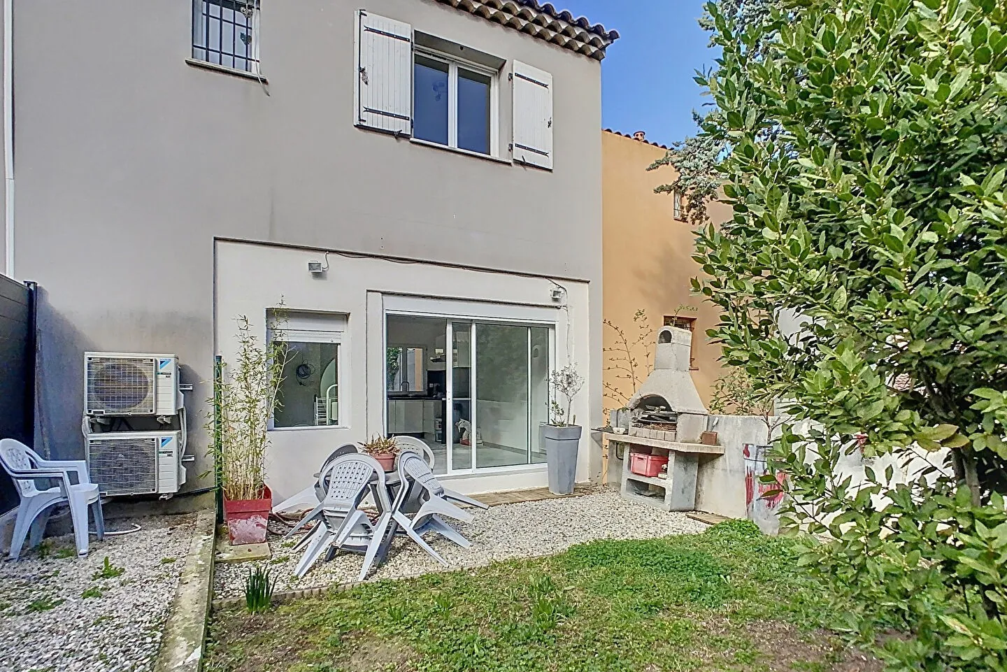 Maison mitoyenne rénovée avec jardin et stationnement à Trets (13530) 