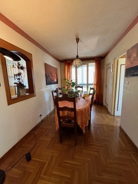 Appartement familial lumineux de 101 m² avec 4 chambres et loggia à St Priest 