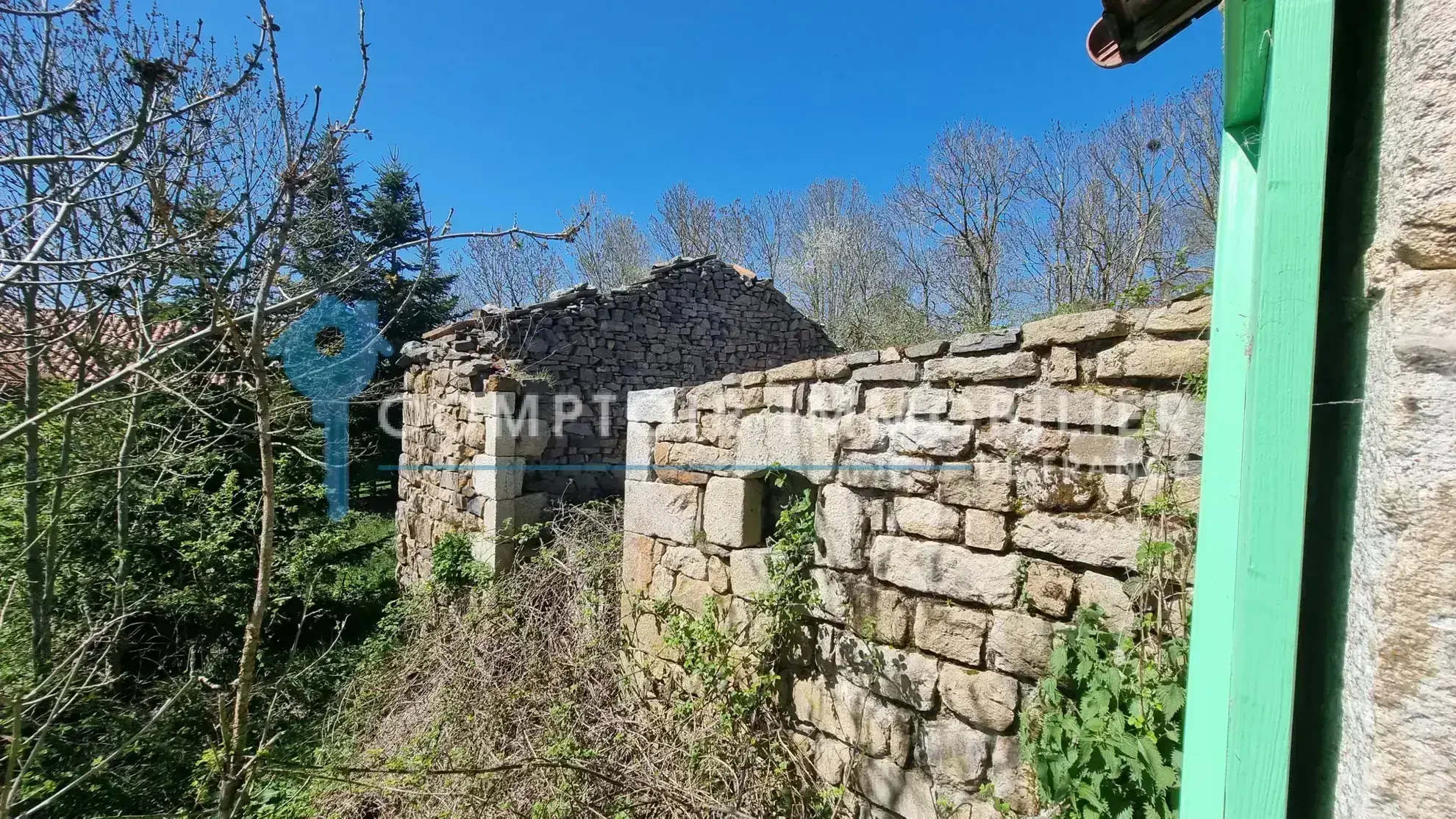 Maison et ferme à rénover en Ardèche avec vue montagne, 1800 m², prix attractif 