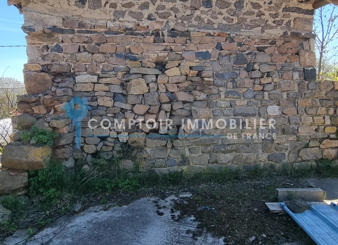 Maison et ferme à rénover en Ardèche avec vue montagne, 1800 m², prix attractif 