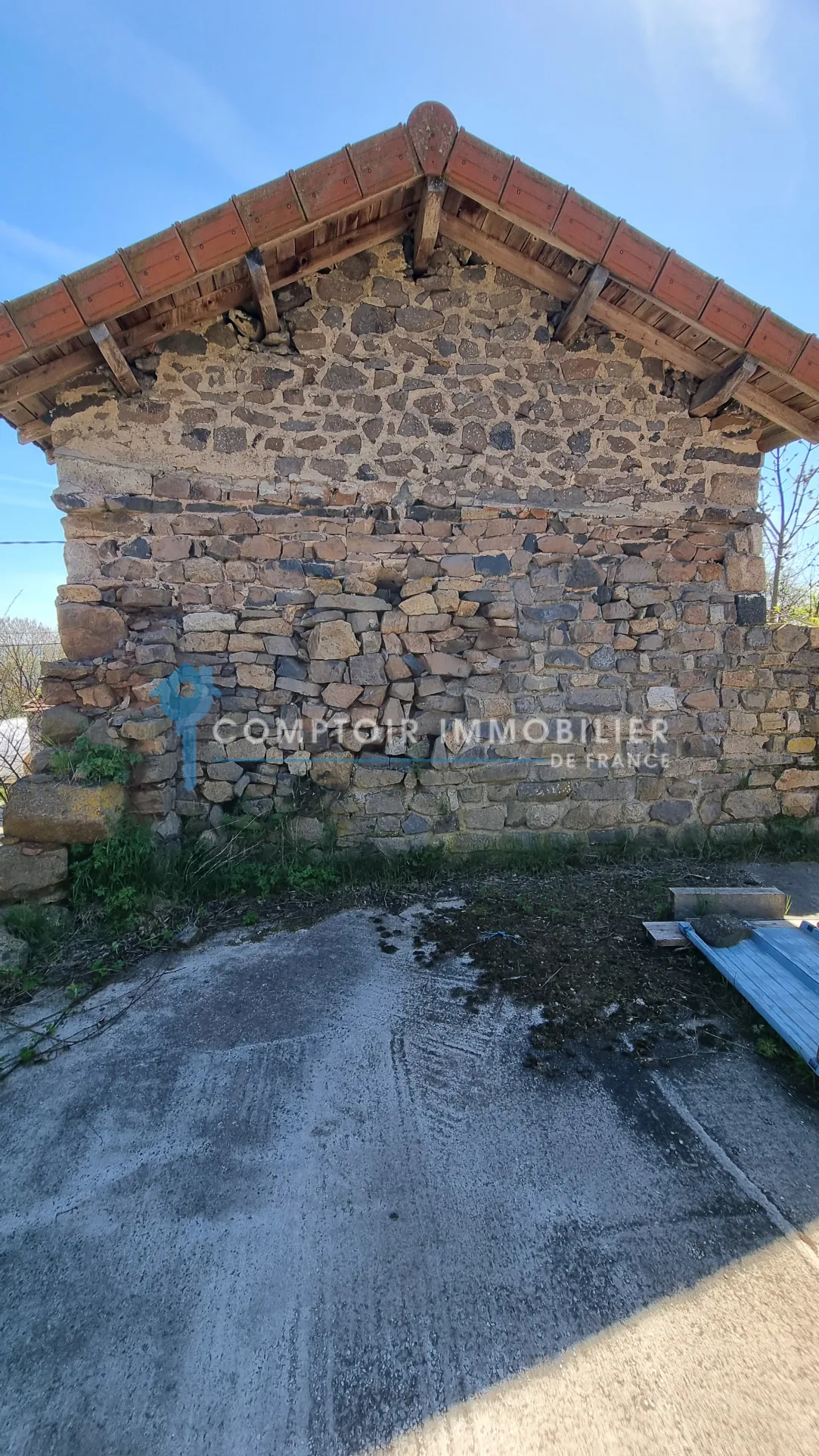 Maison et ferme à rénover en Ardèche avec vue montagne, 1800 m², prix attractif 