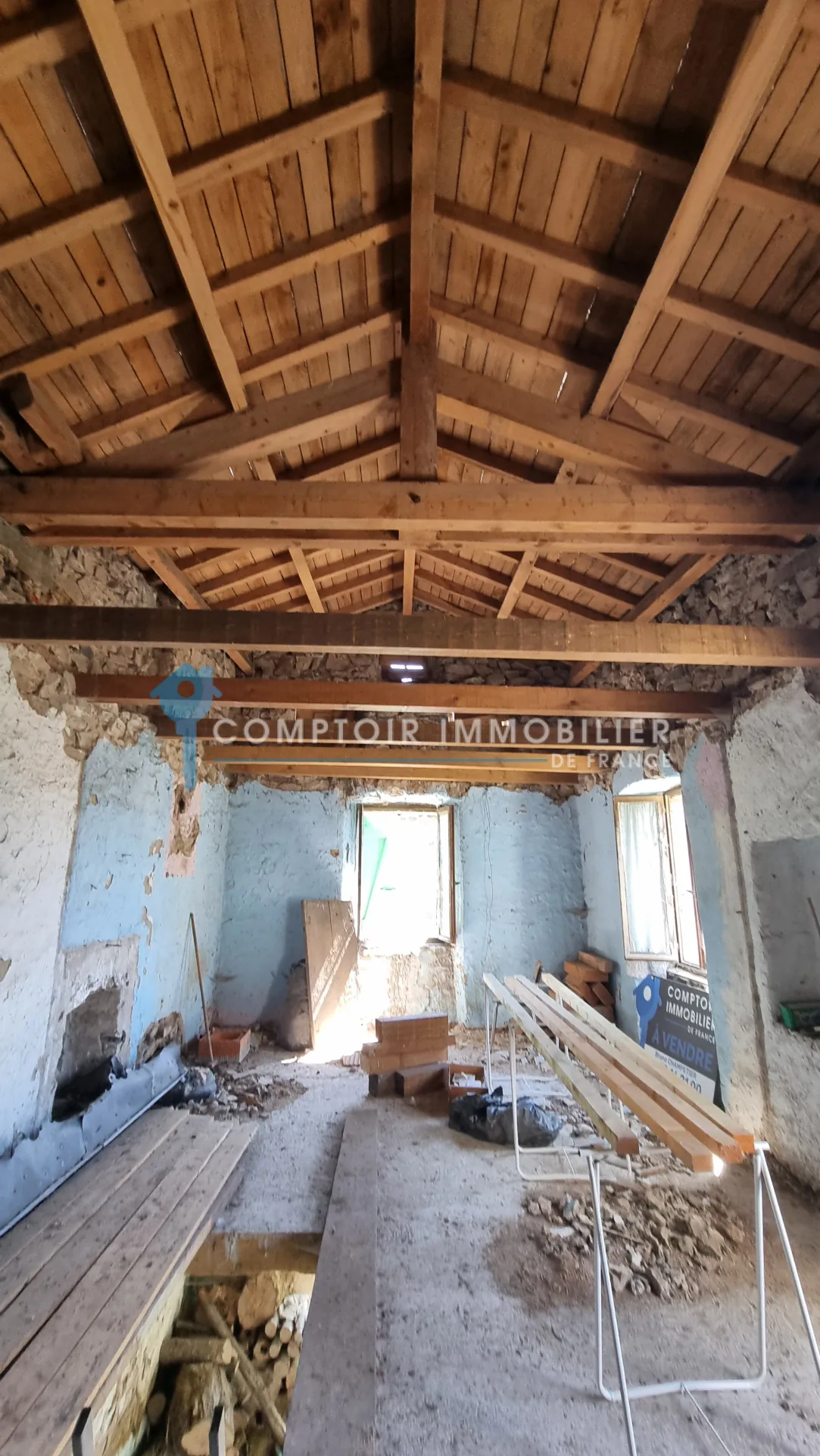 Maison et ferme à rénover en Ardèche avec vue montagne, 1800 m², prix attractif 