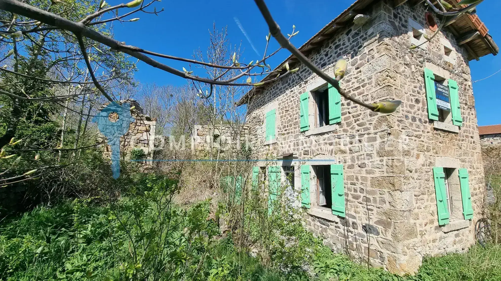 Maison et ferme à rénover en Ardèche avec vue montagne, 1800 m², prix attractif 