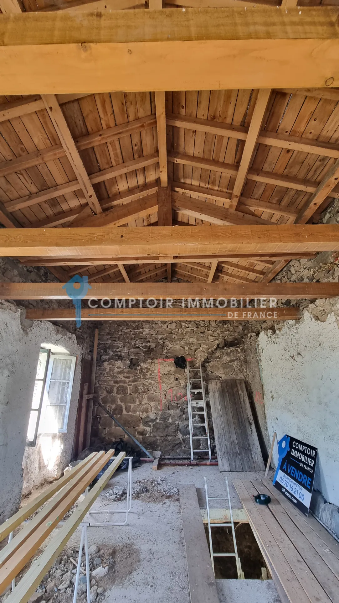 Maison et ferme à rénover en Ardèche avec vue montagne, 1800 m², prix attractif 