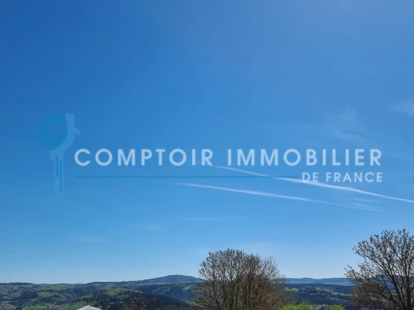 Maison et ferme à rénover en Ardèche avec vue montagne, 1800 m², prix attractif