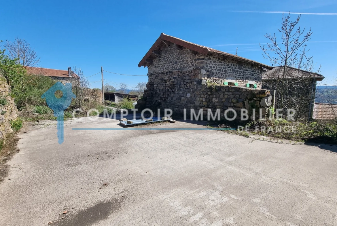 Maison et ferme à rénover en Ardèche avec vue montagne, 1800 m², prix attractif 