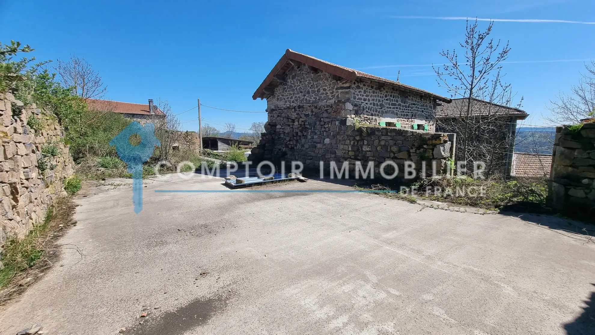 Maison et ferme à rénover en Ardèche avec vue montagne, 1800 m², prix attractif 