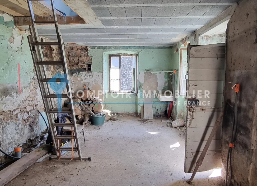 Maison et ferme à rénover en Ardèche avec vue montagne, 1800 m², prix attractif 