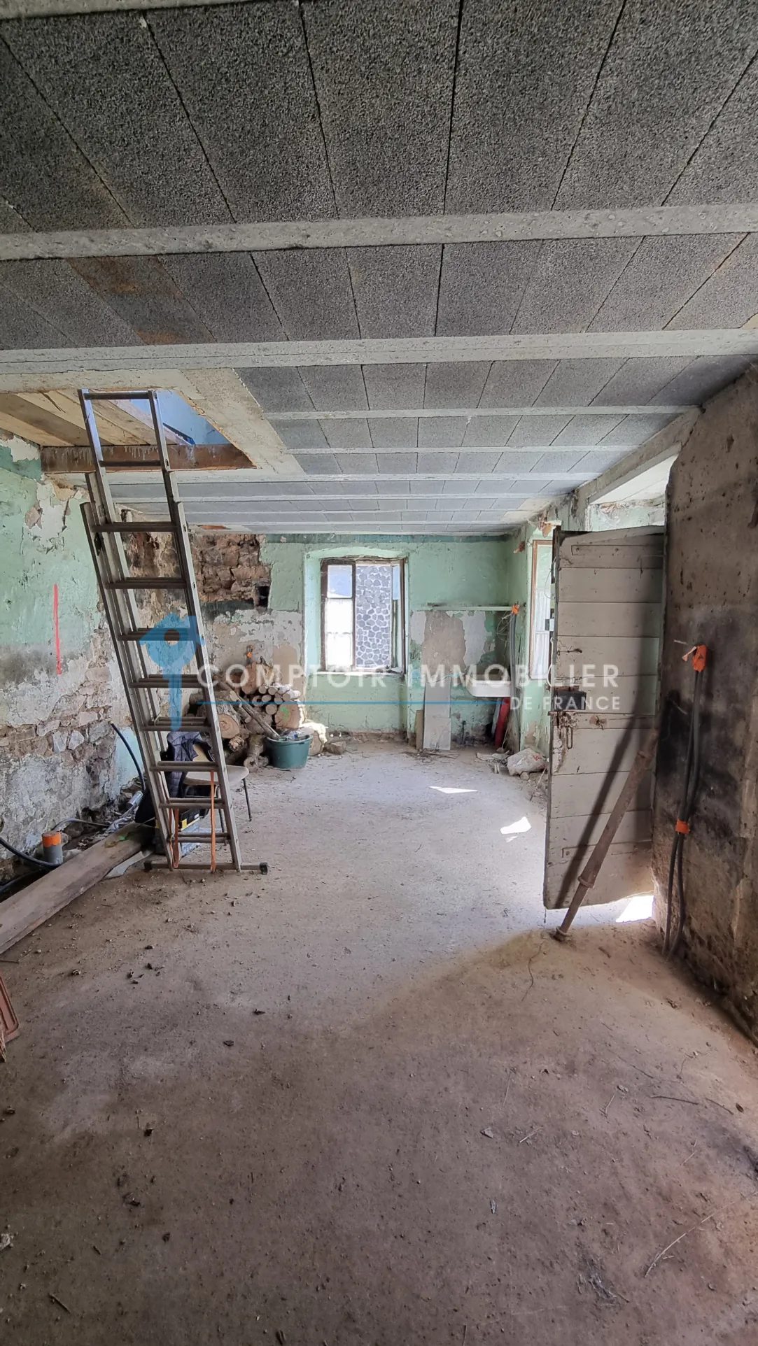 Maison et ferme à rénover en Ardèche avec vue montagne, 1800 m², prix attractif 