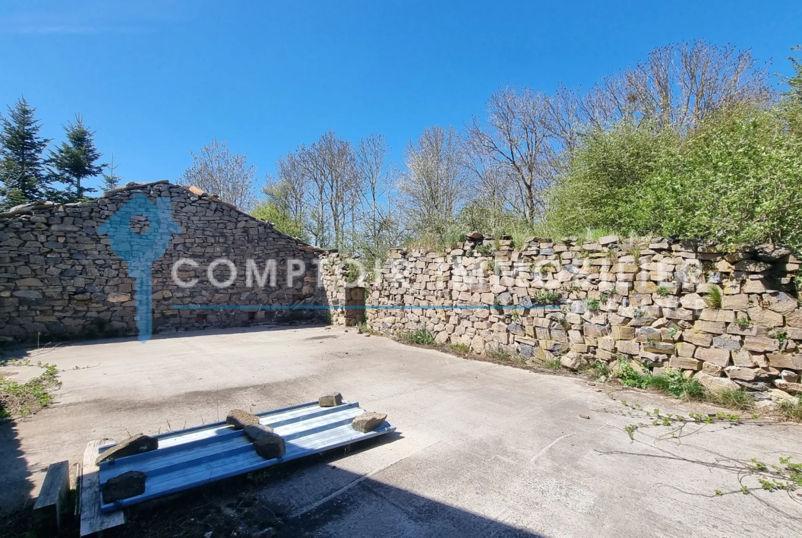 Maison et ferme à rénover en Ardèche avec vue montagne, 1800 m², prix attractif 
