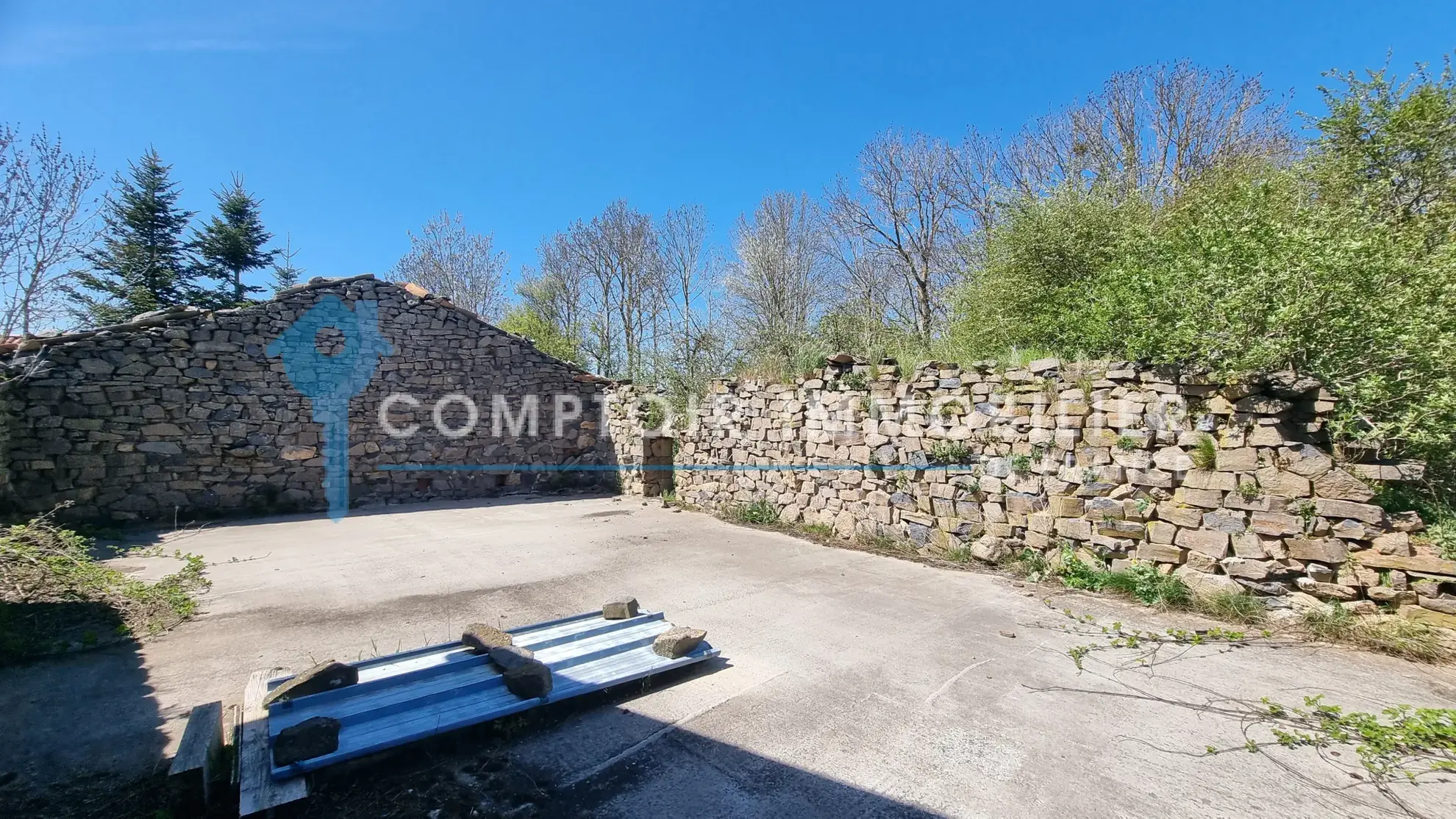 Maison et ferme à rénover en Ardèche avec vue montagne, 1800 m², prix attractif 
