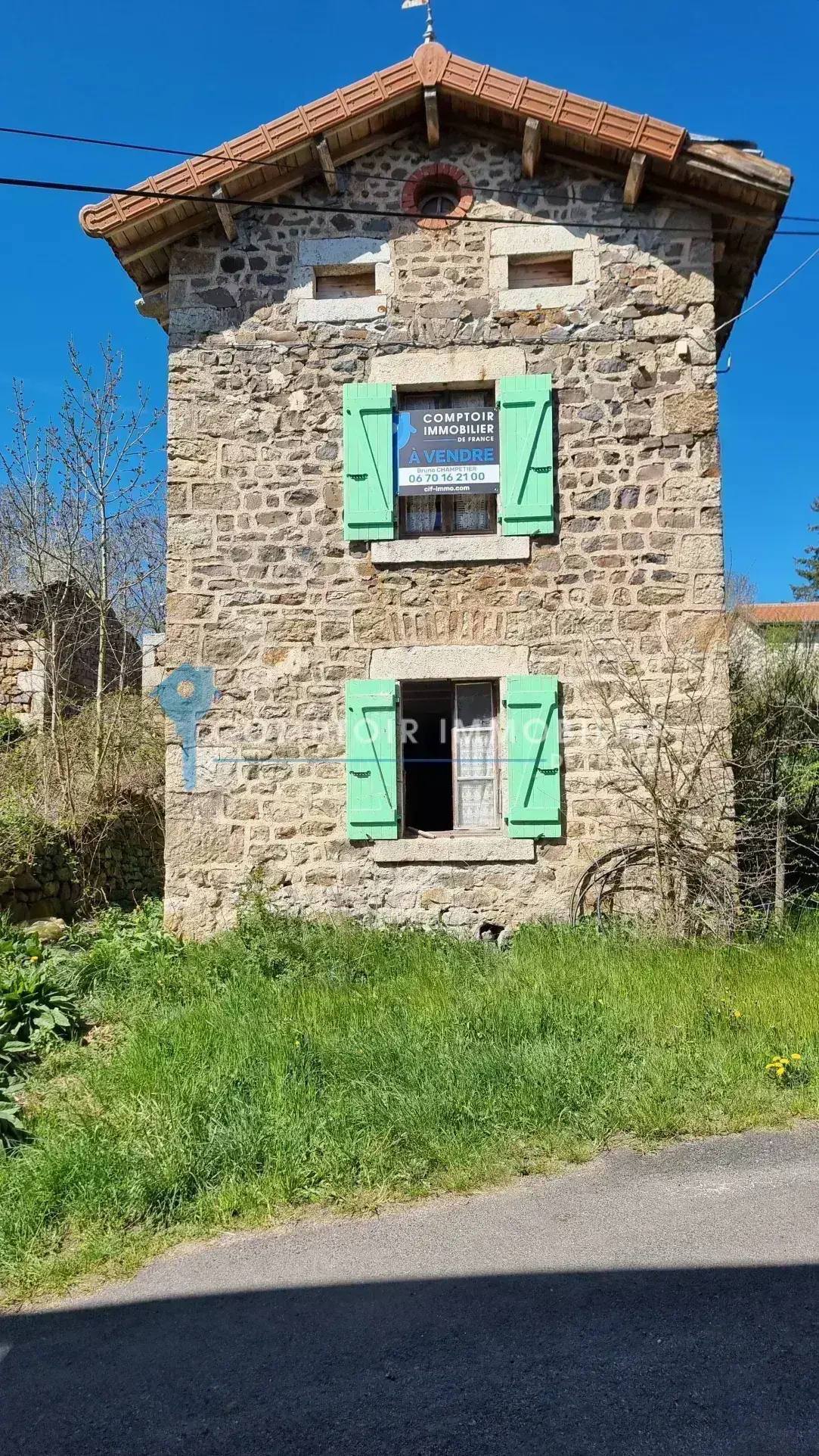Maison et ferme à rénover en Ardèche avec vue montagne, 1800 m², prix attractif 