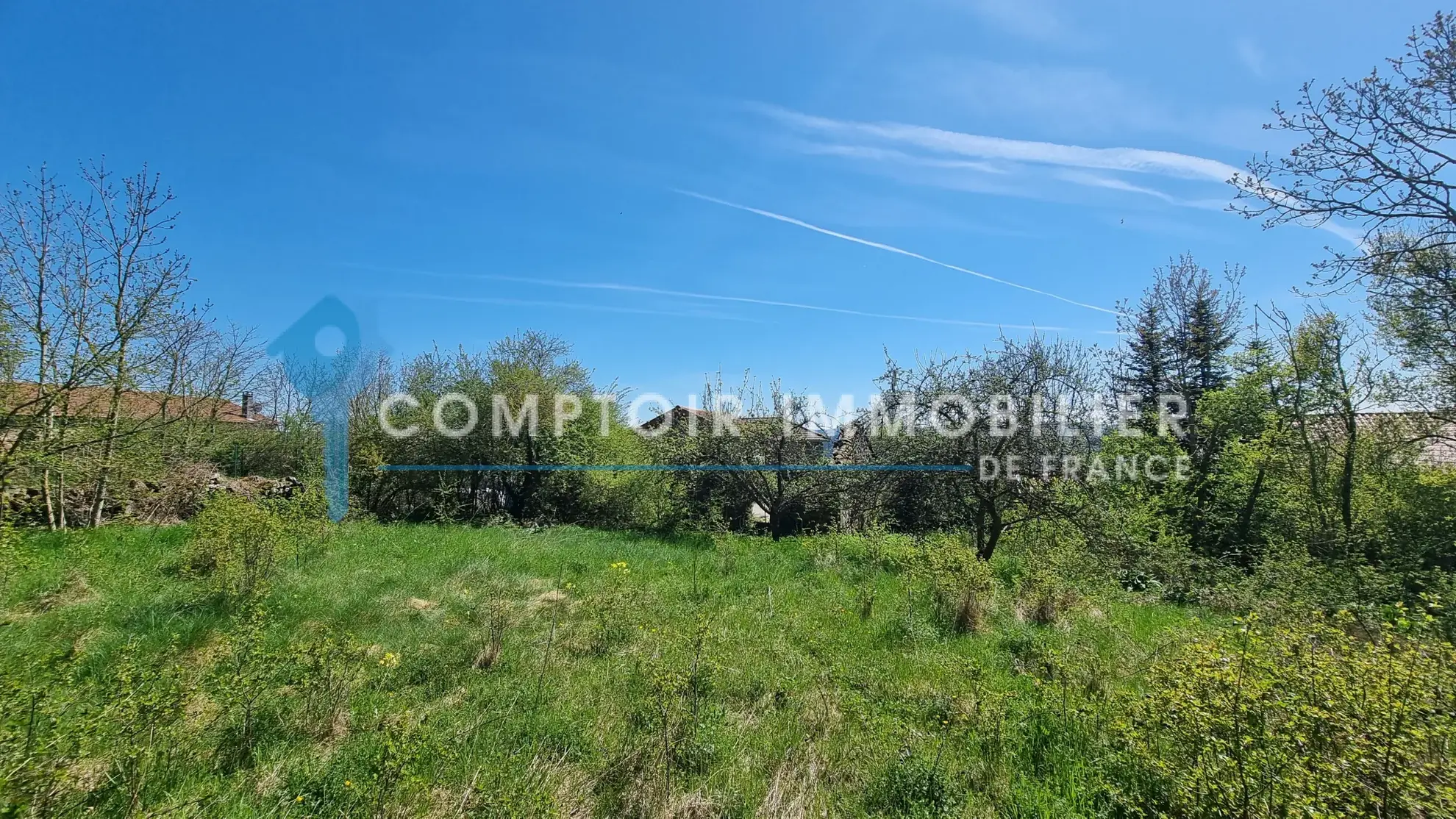 Maison et ferme à rénover en Ardèche avec vue montagne, 1800 m², prix attractif 