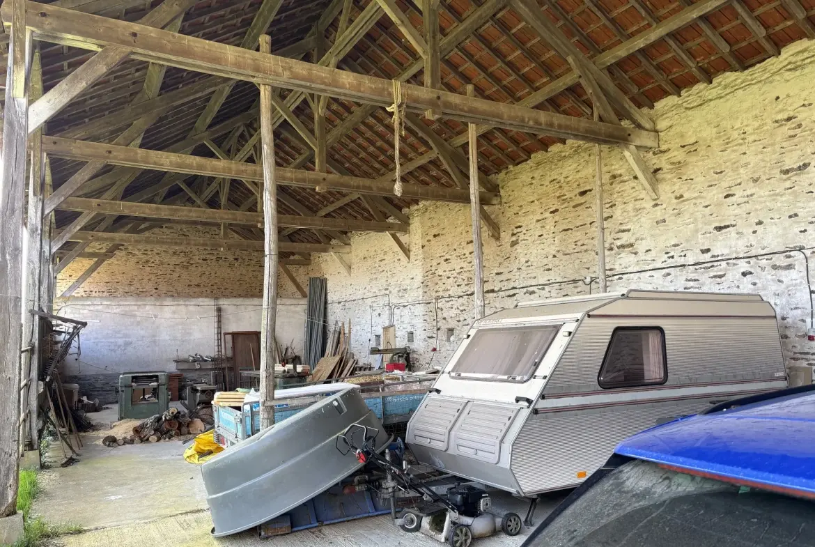Domaine unique à Préveranges avec maison, bâtiments et terres, environnement naturel exceptionnel 