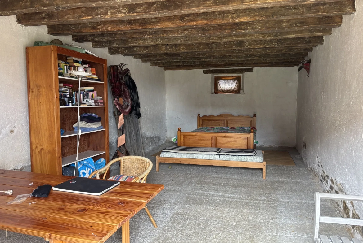Domaine unique à Préveranges avec maison, bâtiments et terres, environnement naturel exceptionnel 