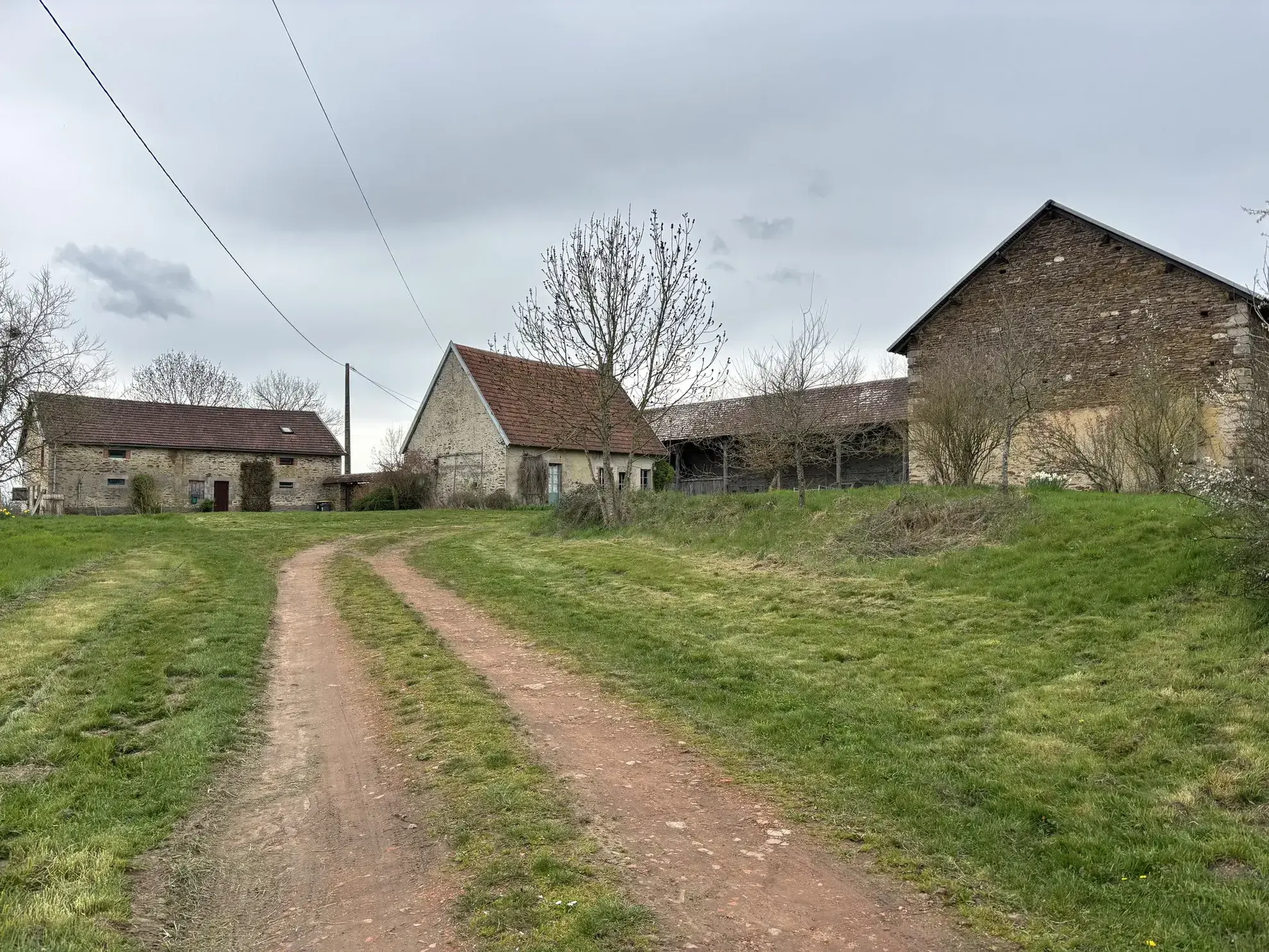Domaine unique à Préveranges avec maison, bâtiments et terres, environnement naturel exceptionnel 