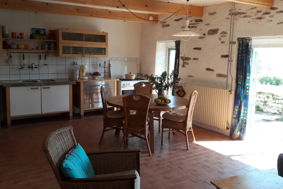 Domaine unique à Préveranges avec maison, bâtiments et terres, environnement naturel exceptionnel 
