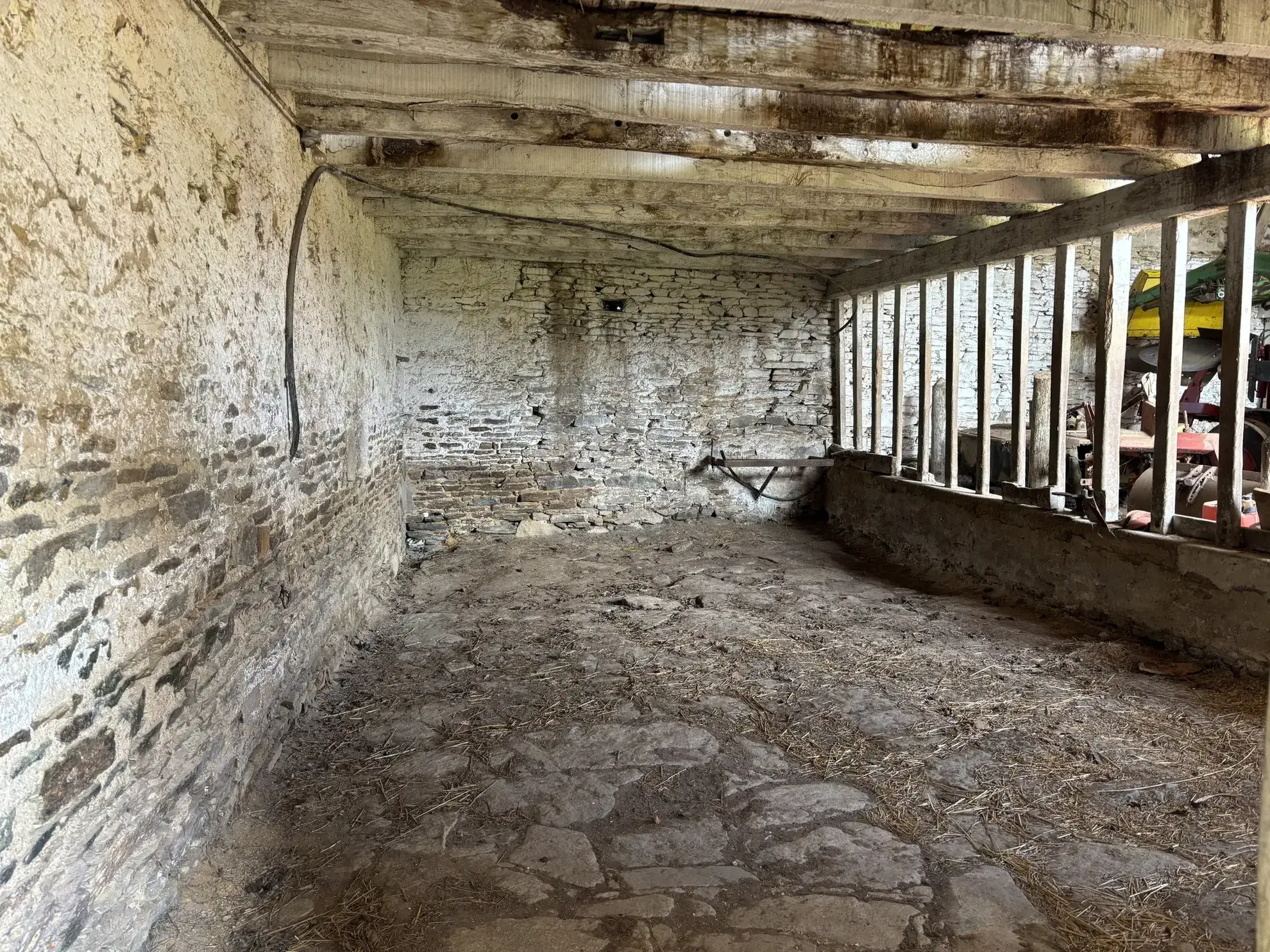 Domaine unique à Préveranges avec maison, bâtiments et terres, environnement naturel exceptionnel 
