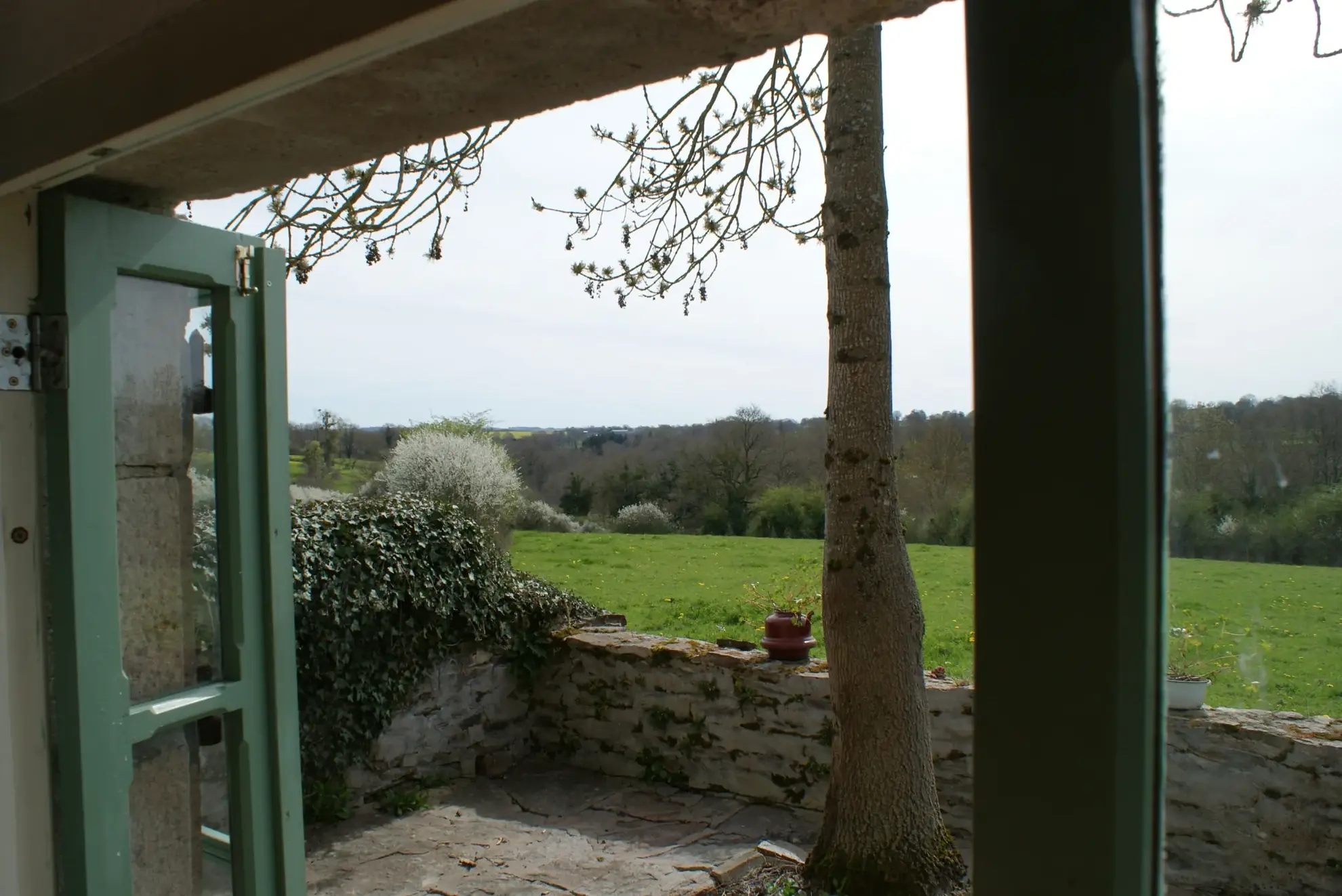 Domaine unique à Préveranges avec maison, bâtiments et terres, environnement naturel exceptionnel 