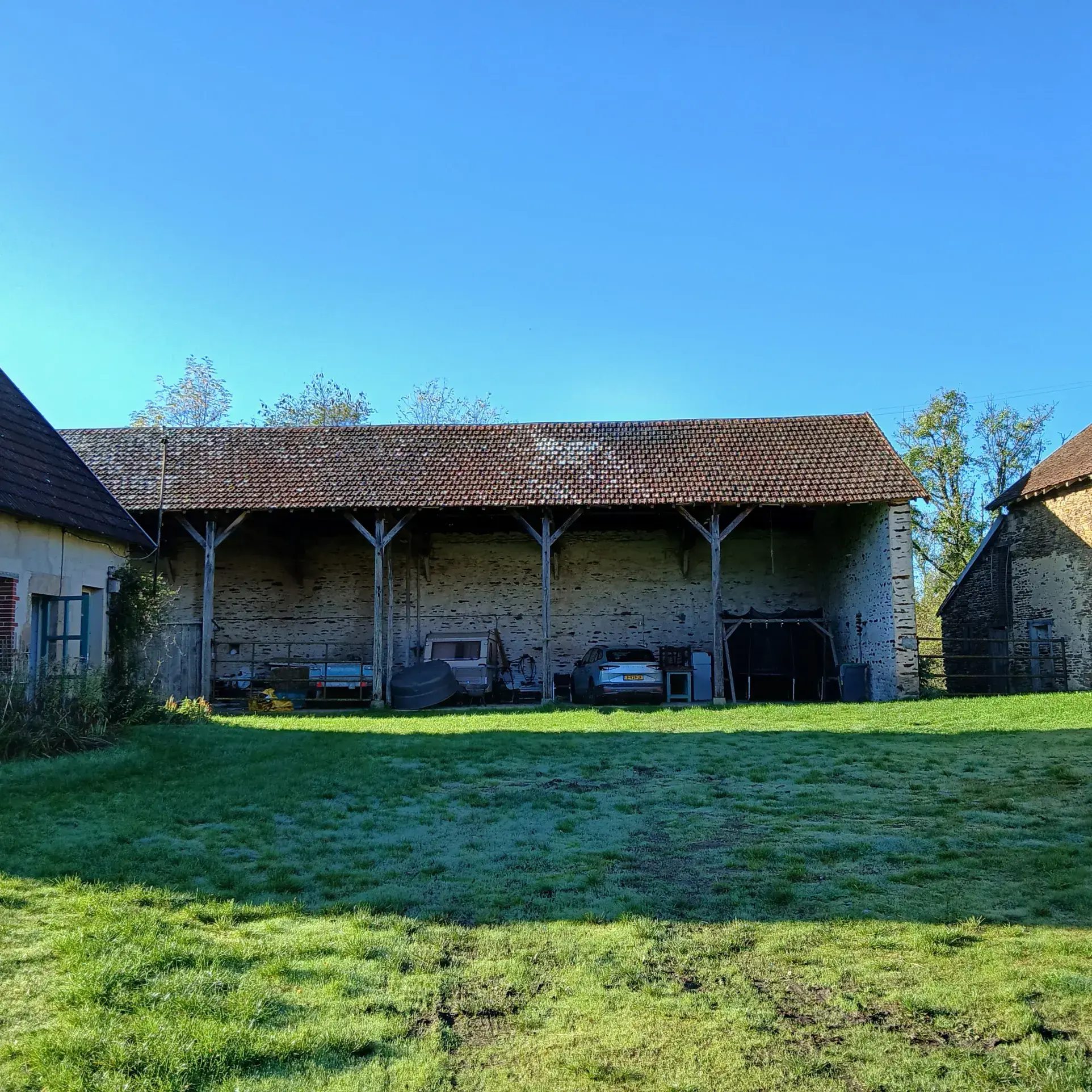 Domaine unique à Préveranges avec maison, bâtiments et terres, environnement naturel exceptionnel 