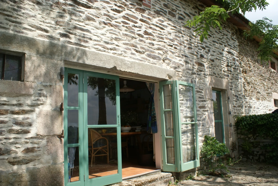 Domaine unique à Préveranges avec maison, bâtiments et terres, environnement naturel exceptionnel 