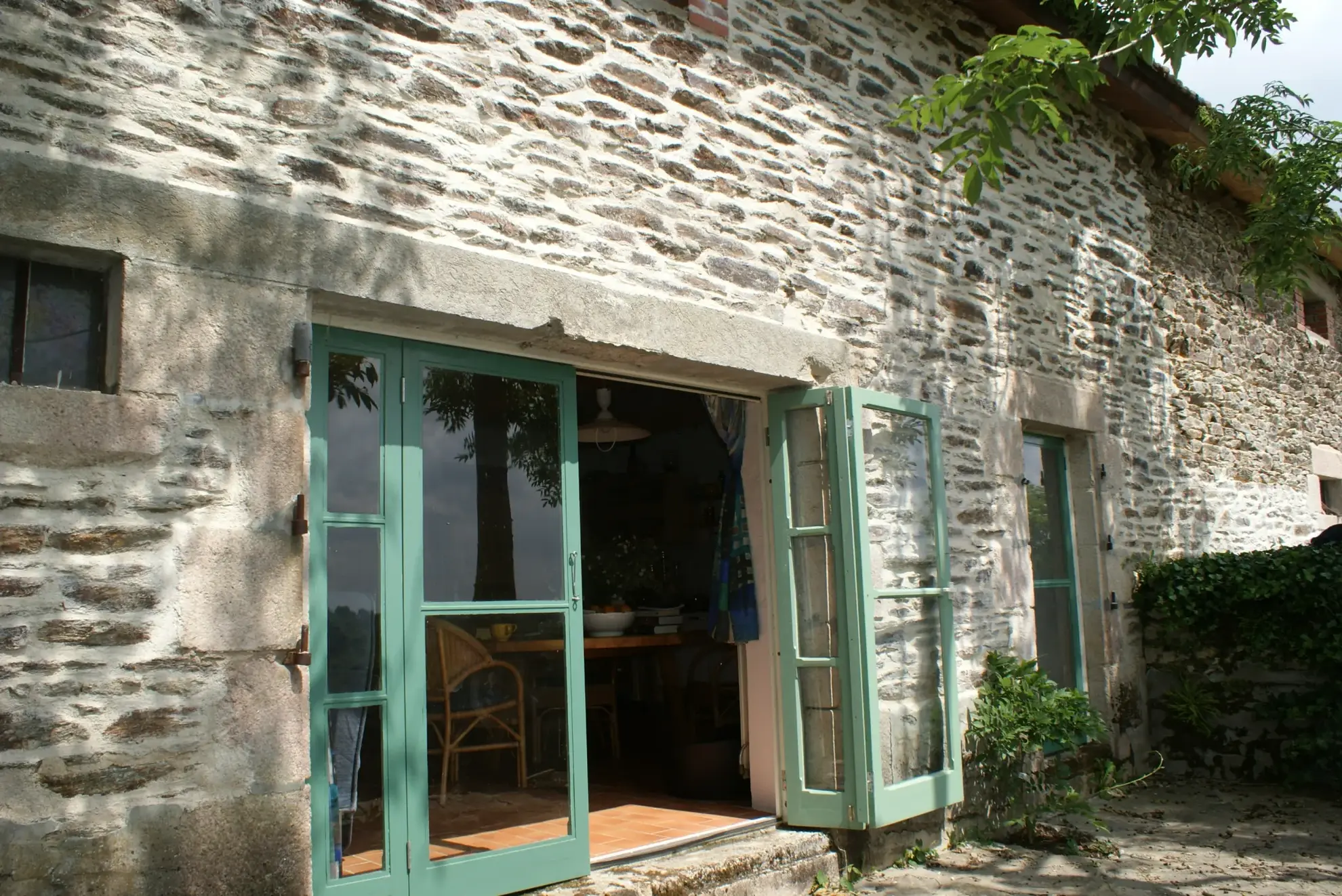 Domaine unique à Préveranges avec maison, bâtiments et terres, environnement naturel exceptionnel 