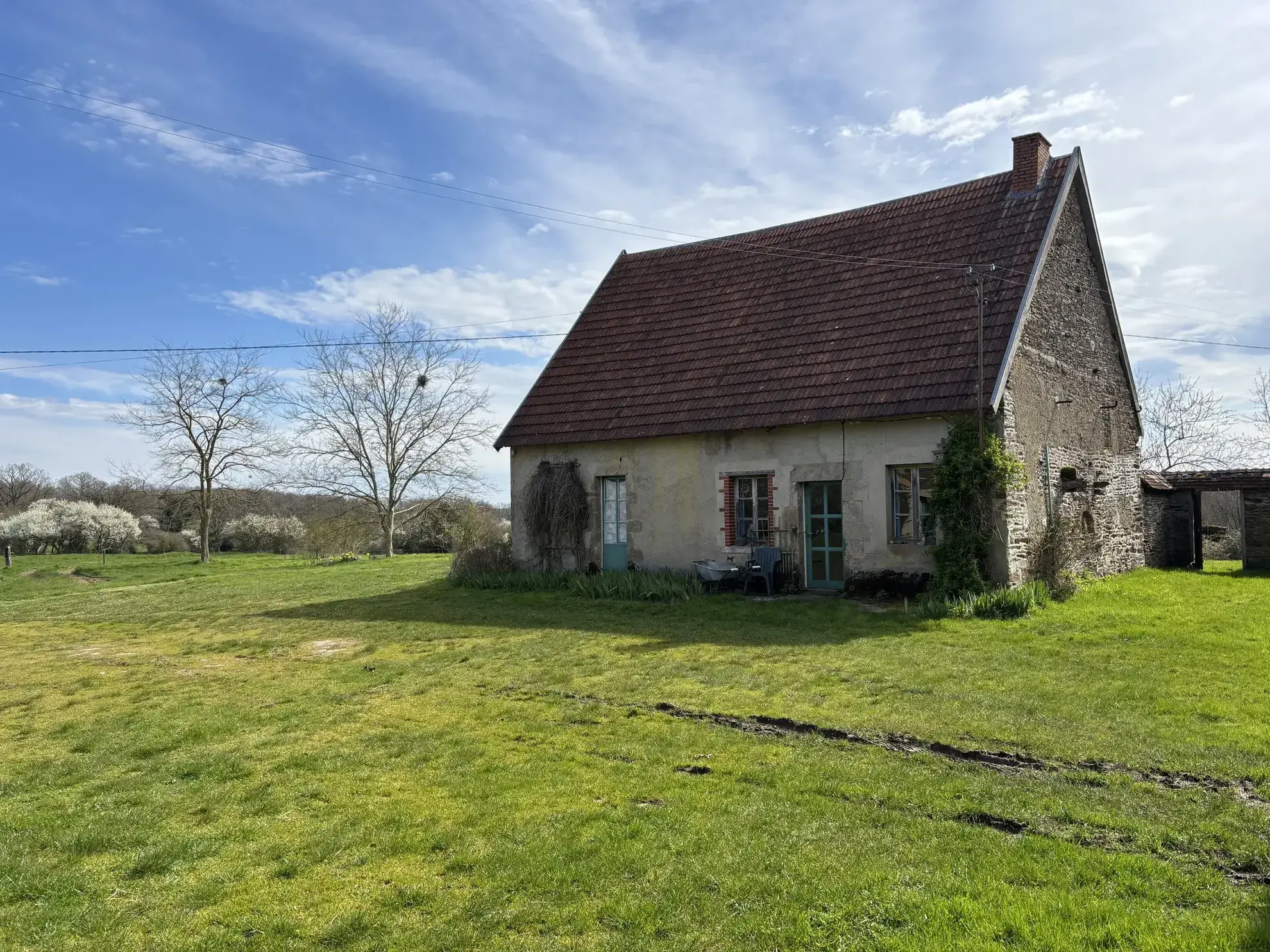 Domaine unique à Préveranges avec maison, bâtiments et terres, environnement naturel exceptionnel 