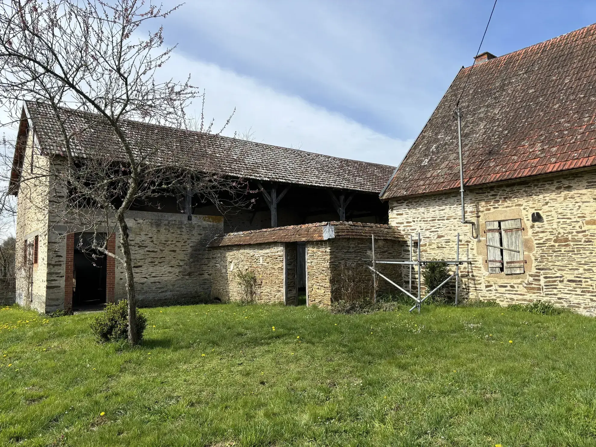 Domaine unique à Préveranges avec maison, bâtiments et terres, environnement naturel exceptionnel 
