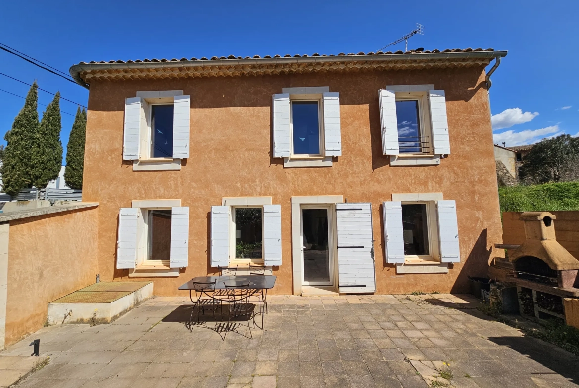 Maison ancienne de 110 m² avec cour privée dans le Luberon 