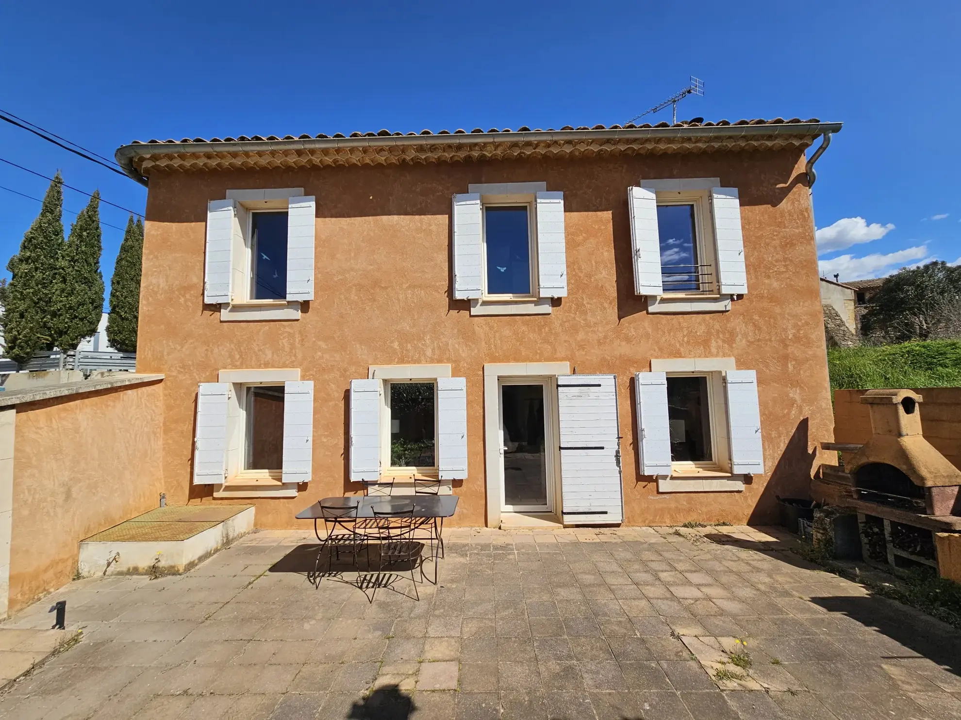 Maison ancienne de 110 m² avec cour privée dans le Luberon 