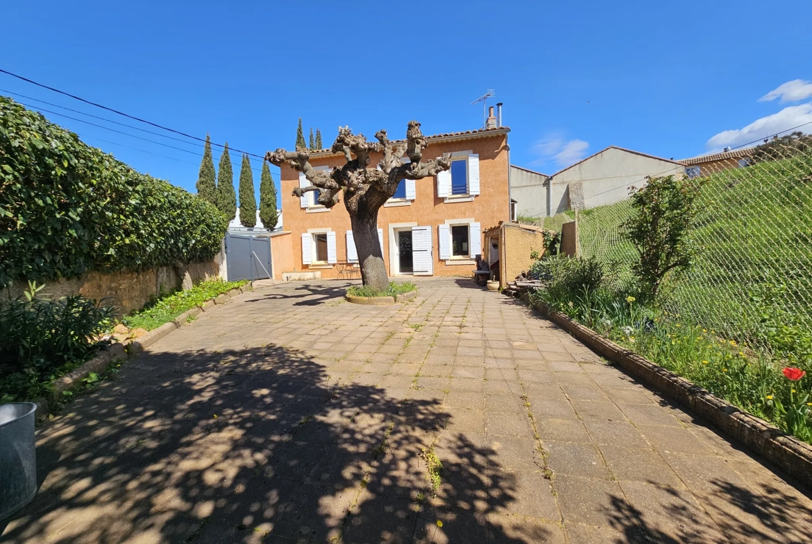 Maison ancienne de 110 m² avec cour privée dans le Luberon 
