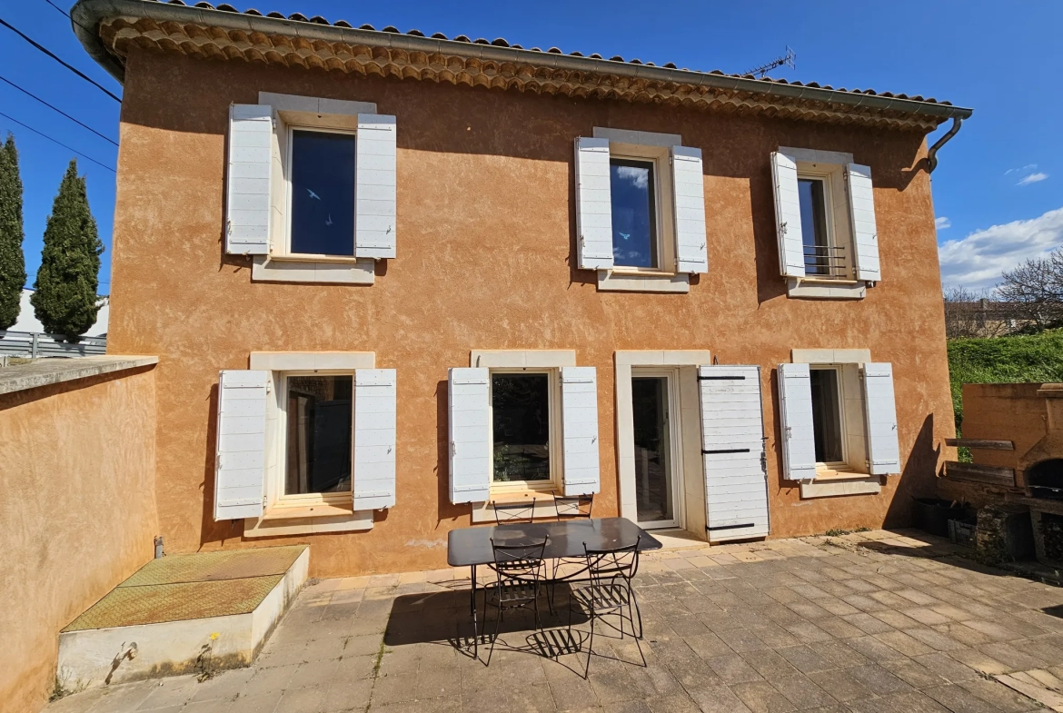 Maison ancienne de 110 m² avec cour privée dans le Luberon 