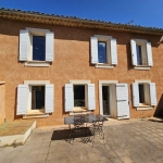 Maison ancienne de 110 m² avec cour privée dans le Luberon