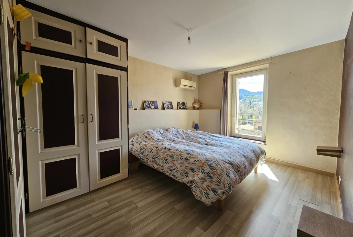 Maison ancienne de 110 m² avec cour privée dans le Luberon 
