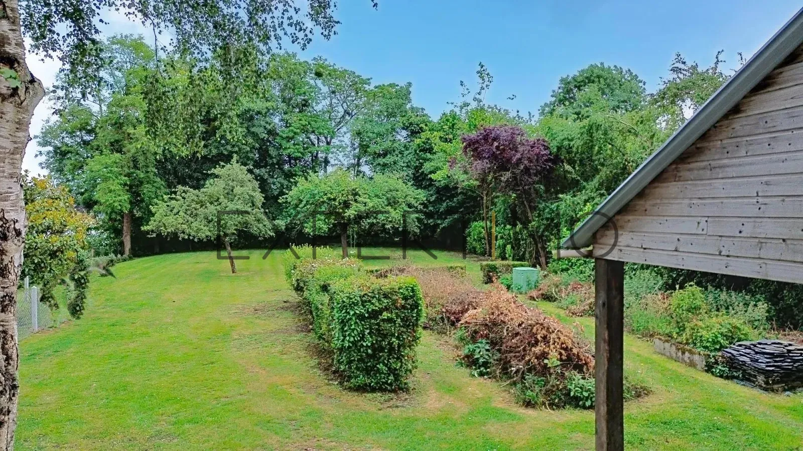 Belle parcelle constructible de 1271 m² à VACOGNES NEUILLY avec bâtiment et électricité 