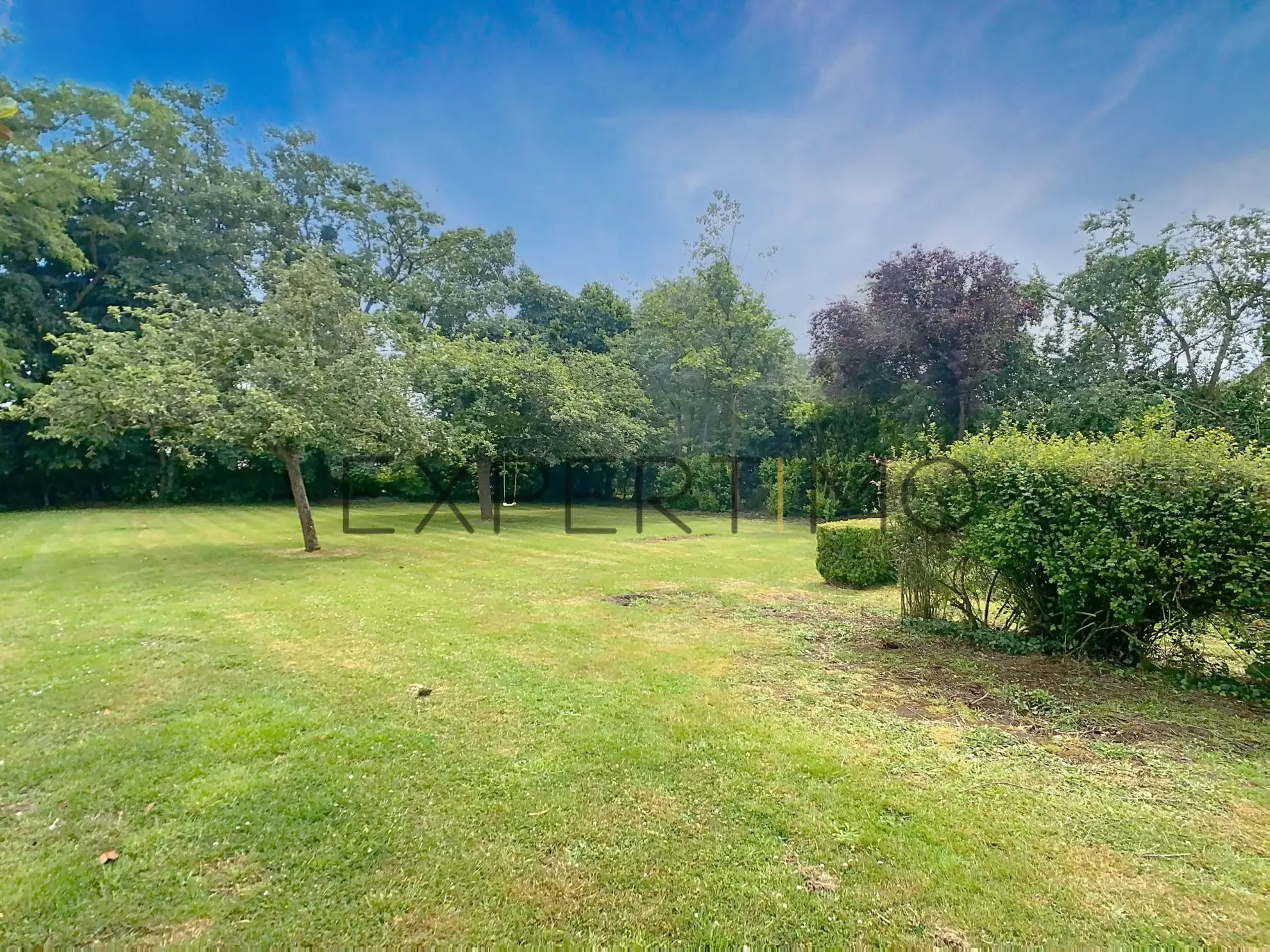 Belle parcelle constructible de 1271 m² à VACOGNES NEUILLY avec bâtiment et électricité 
