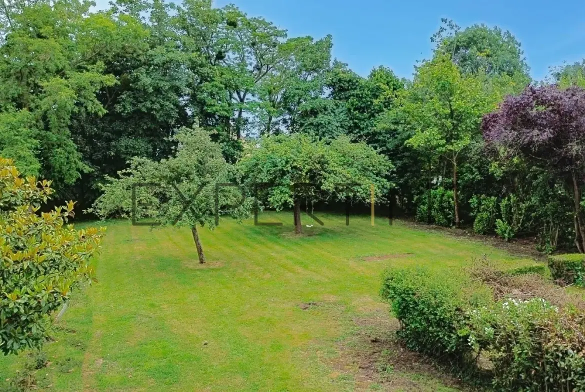 Belle parcelle constructible de 1271 m² à VACOGNES NEUILLY avec bâtiment et électricité 