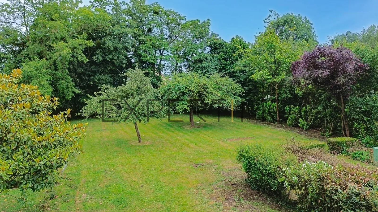 Belle parcelle constructible de 1271 m² à VACOGNES NEUILLY avec bâtiment et électricité 
