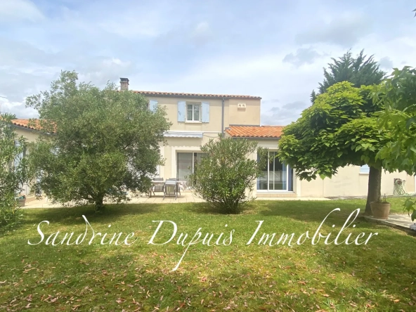 Maison lumineuse avec 3 chambres, jardin et piscine couverte à Chermignac