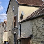Vend maison à Ancy-le-Franc avec cour et jardin, 2 chambres, habitable immédiatement