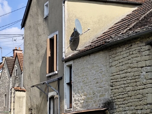 Vend maison à Ancy-le-Franc avec cour et jardin, 2 chambres, habitable immédiatement