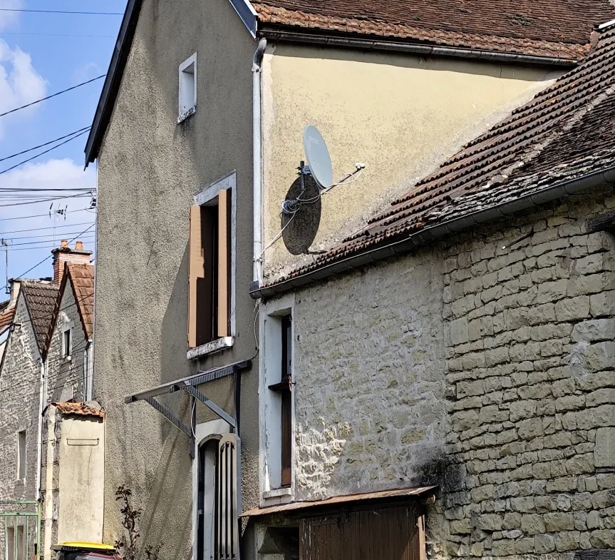 Vend maison à Ancy-le-Franc avec cour et jardin, 2 chambres, habitable immédiatement 