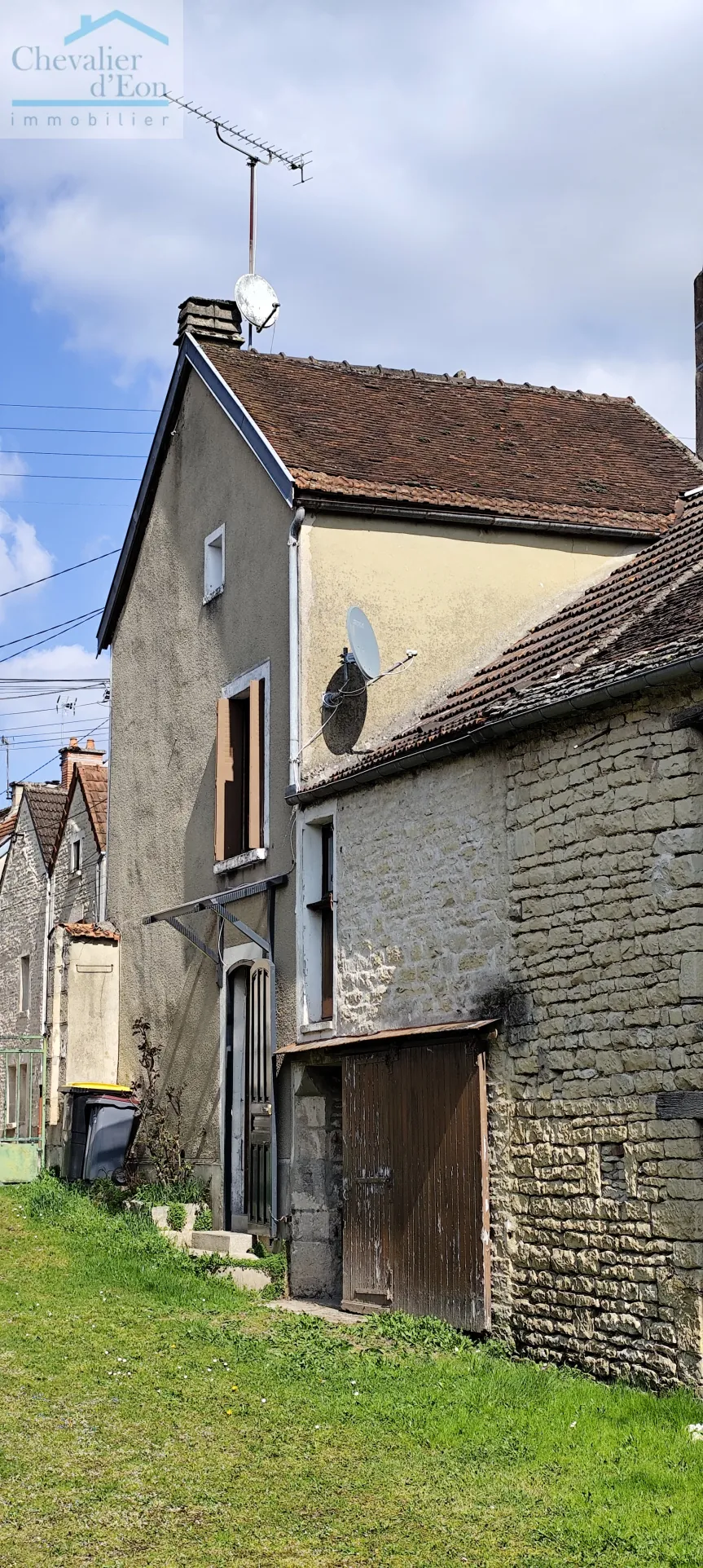 Vend maison à Ancy-le-Franc avec cour et jardin, 2 chambres, habitable immédiatement 