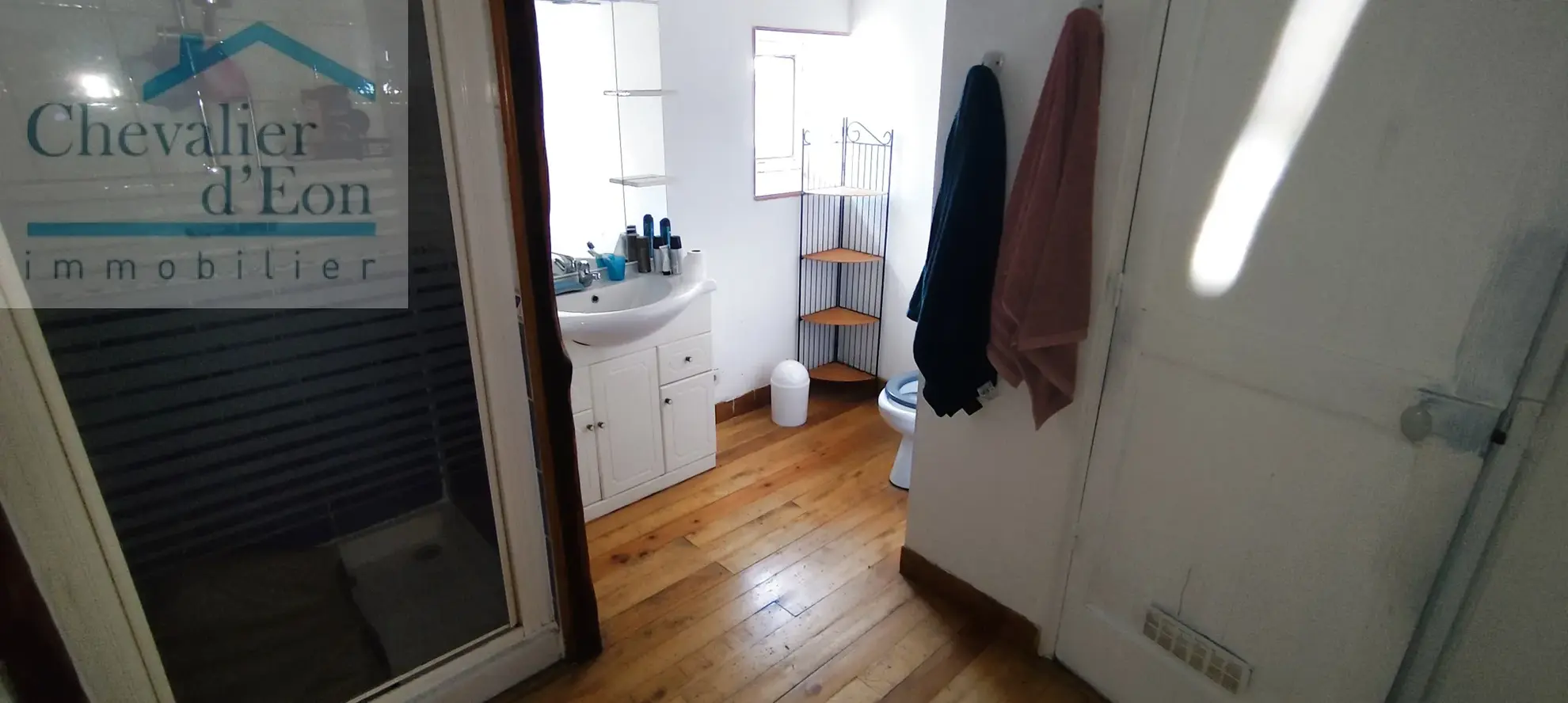 Vend maison à Ancy-le-Franc avec cour et jardin, 2 chambres, habitable immédiatement 
