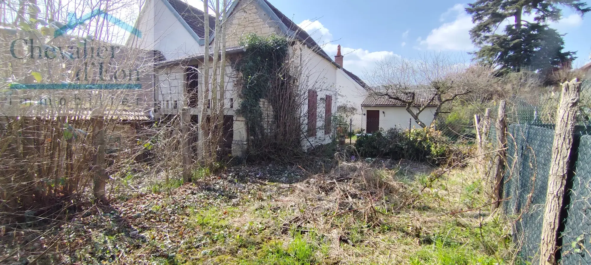 Vend maison à Ancy-le-Franc avec cour et jardin, 2 chambres, habitable immédiatement 